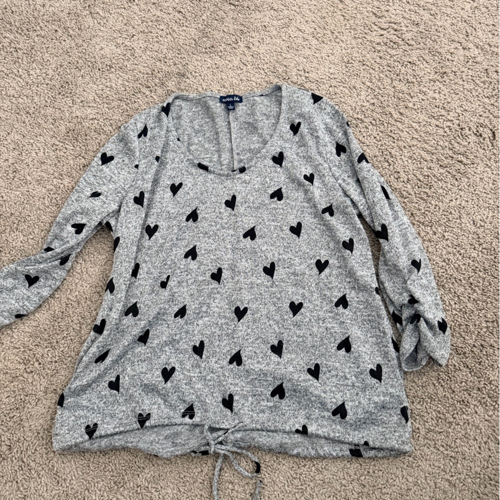 Chic Gray Heart Print Sweatshirt - Picture 2 of 4